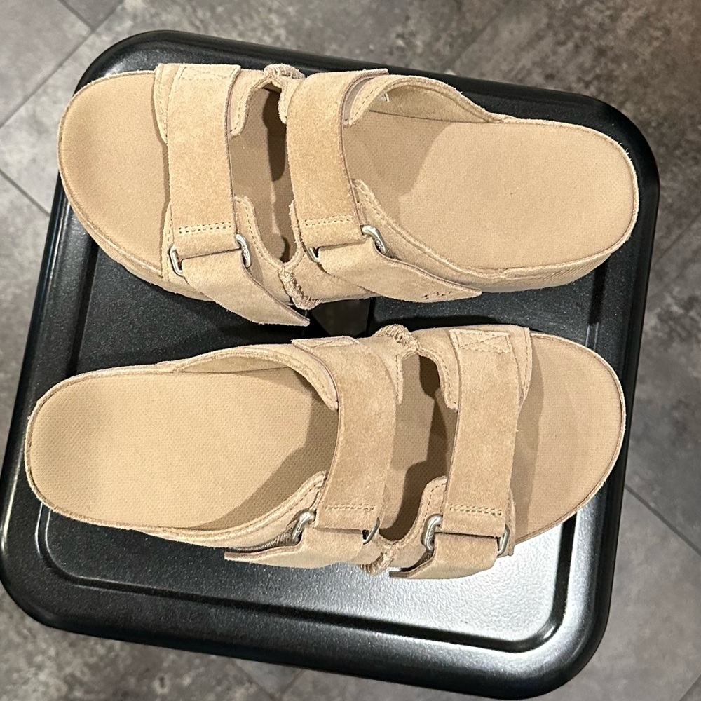 Ugg Sandals/Flip Flops